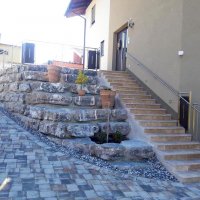 Geländer auf Steinmauer